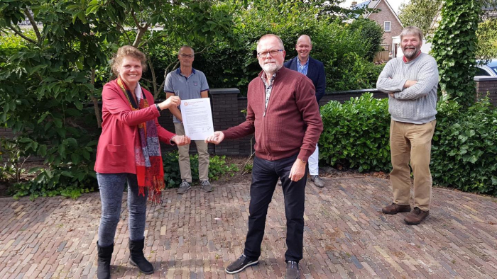 Overhandiging beroepsbrief aan Ds. Marijke Gehrels.